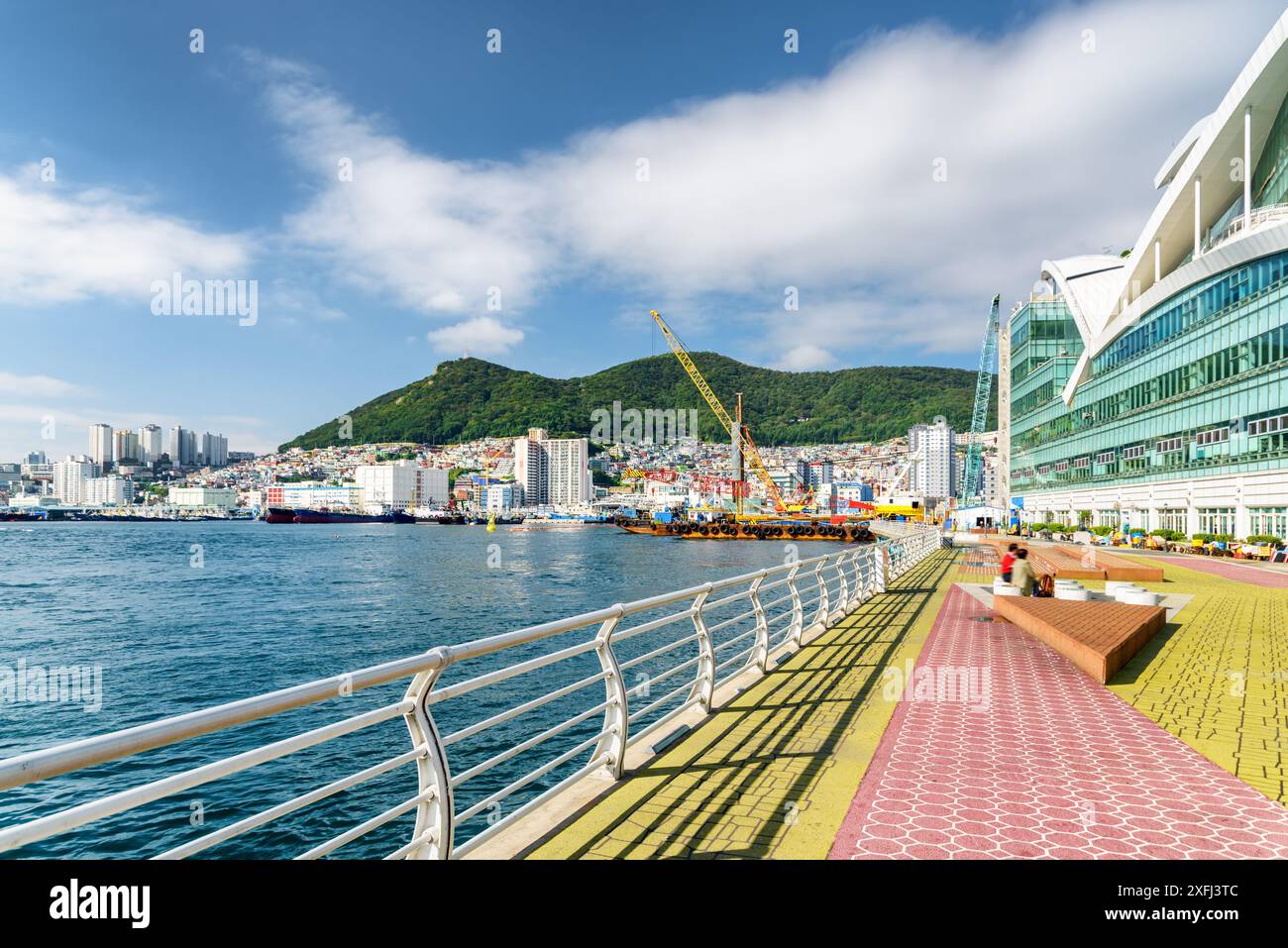 Fantastischer farbenfroher Blick auf Busan in Südkorea. Busan Harbor an sonnigen Sommertagen. Wunderschönes Stadtbild. Stockfoto