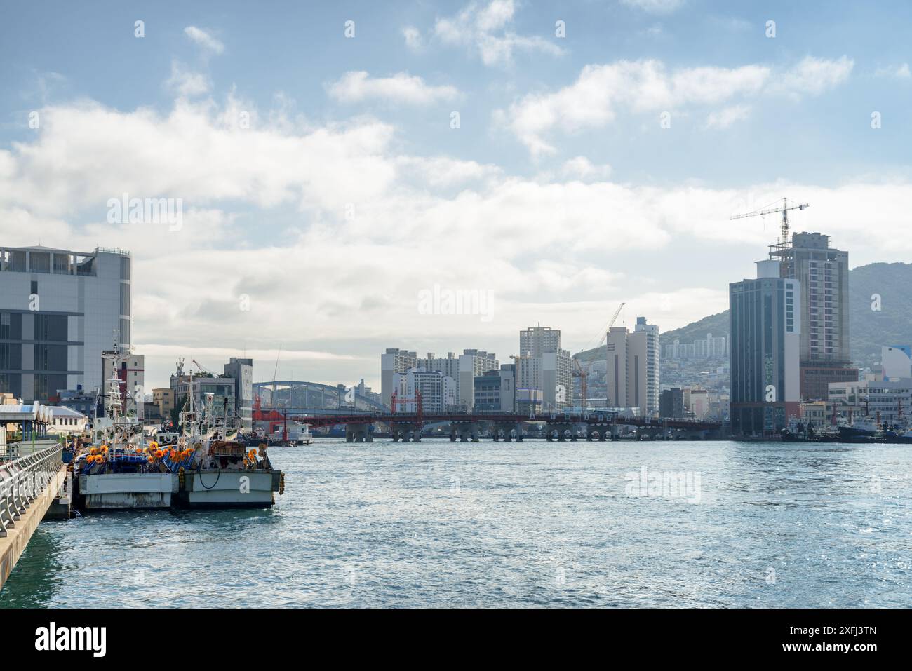 Fantastischer Blick auf Busan in Südkorea. Fischereifahrzeuge, die im Hafen von Busan geparkt sind. Wunderschönes Stadtbild. Stockfoto