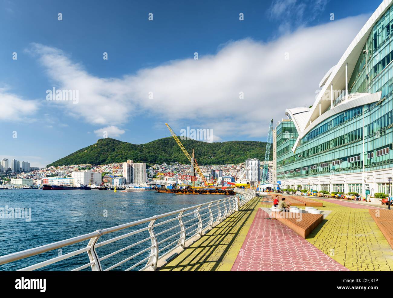 Malerische, farbenfrohe Aussicht auf Busan in Südkorea. Busan Harbor an sonnigen Sommertagen. Wunderschönes Stadtbild. Stockfoto