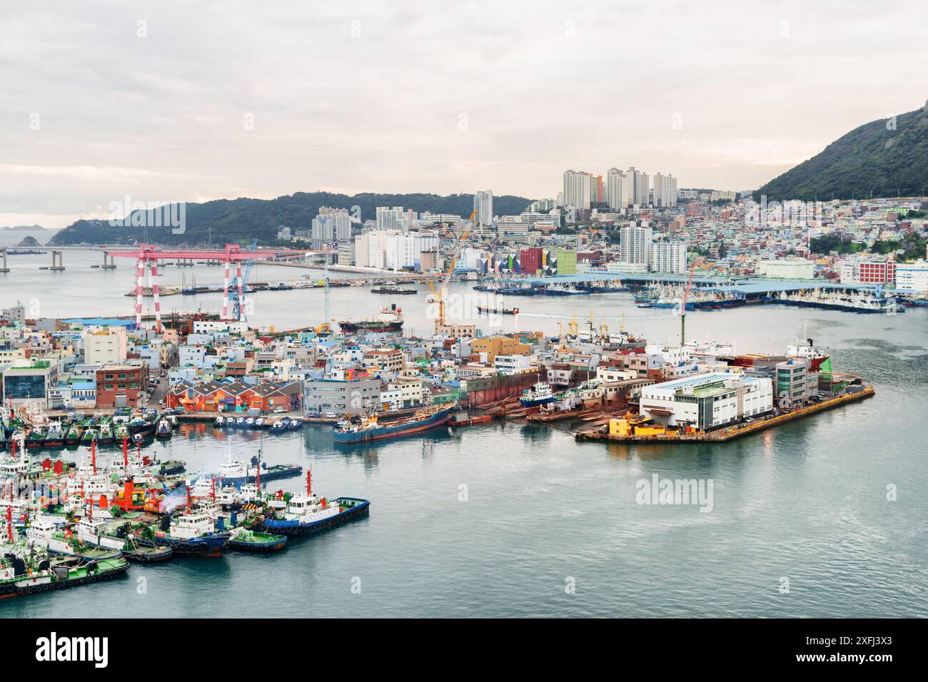 Fantastischer Blick auf den Hafen von Busan in Südkorea. Malerische Stadtlandschaft. Stockfoto