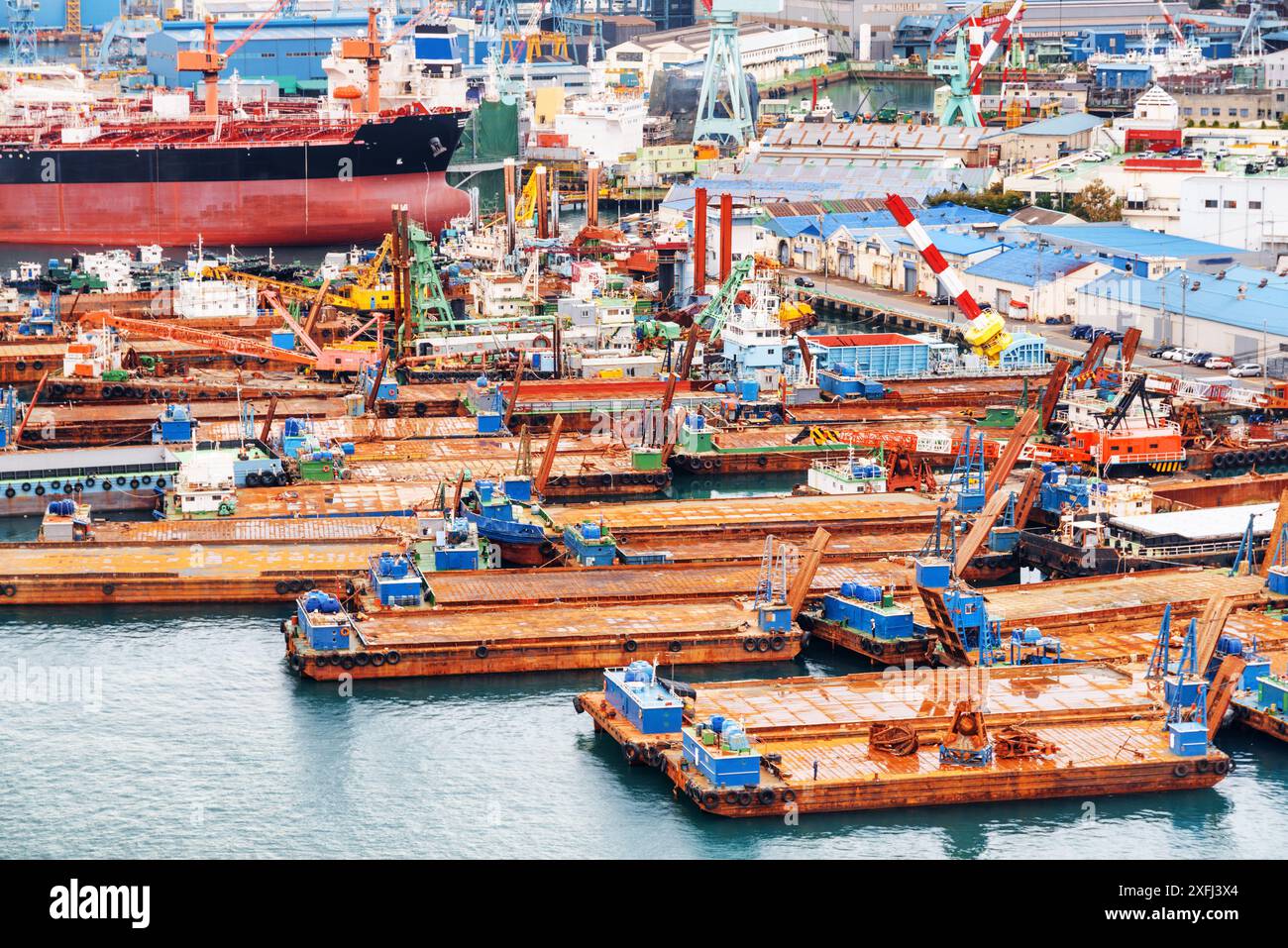 Geparkte Lastkähne am Busan Harbor in Südkorea. Fantastischer Blick auf den Hafen von Busan. Stockfoto