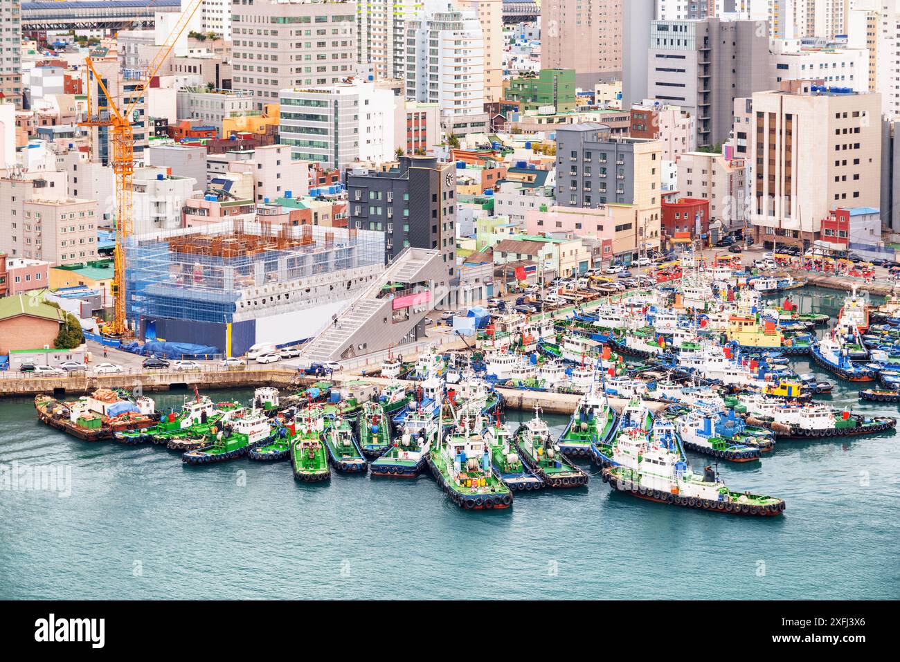 Fantastischer Blick von oben auf Schiffe, die am Busan Harbor in Südkorea geparkt sind. Malerische Stadtlandschaft. Stockfoto