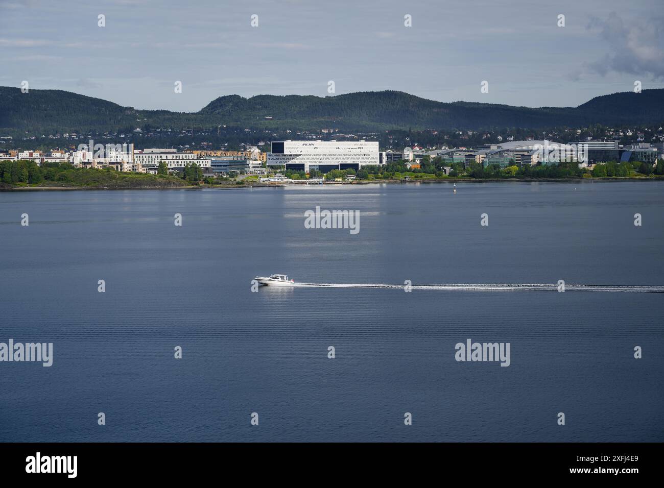 Das Boot fährt über das ruhige Wasser des Oslofjords vor der Halbinsel Fornebu in Norwegen Stockfoto