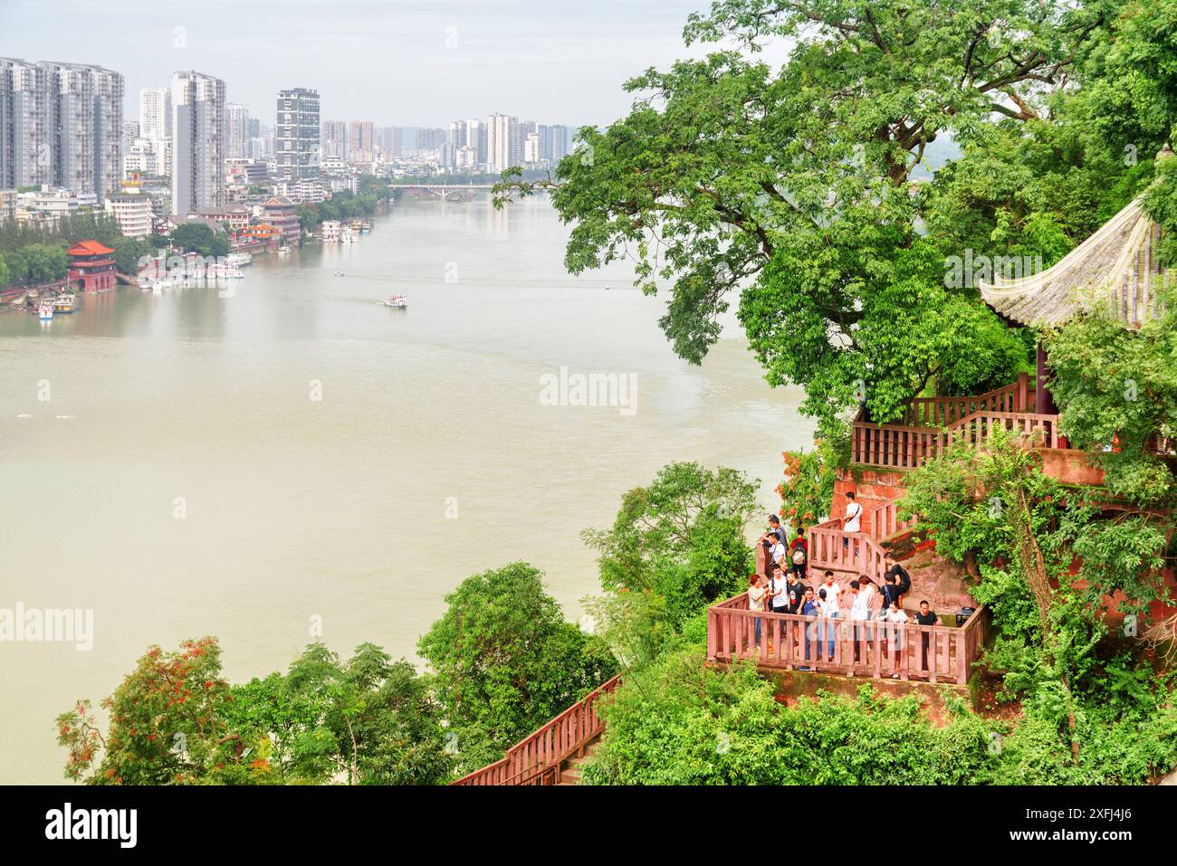 Leshan, China - 28. September 2017: Wunderbarer Blick auf die Stadt und den Zusammenfluss von Min und Dadu vom Leshan Riesenbuddha. Stockfoto