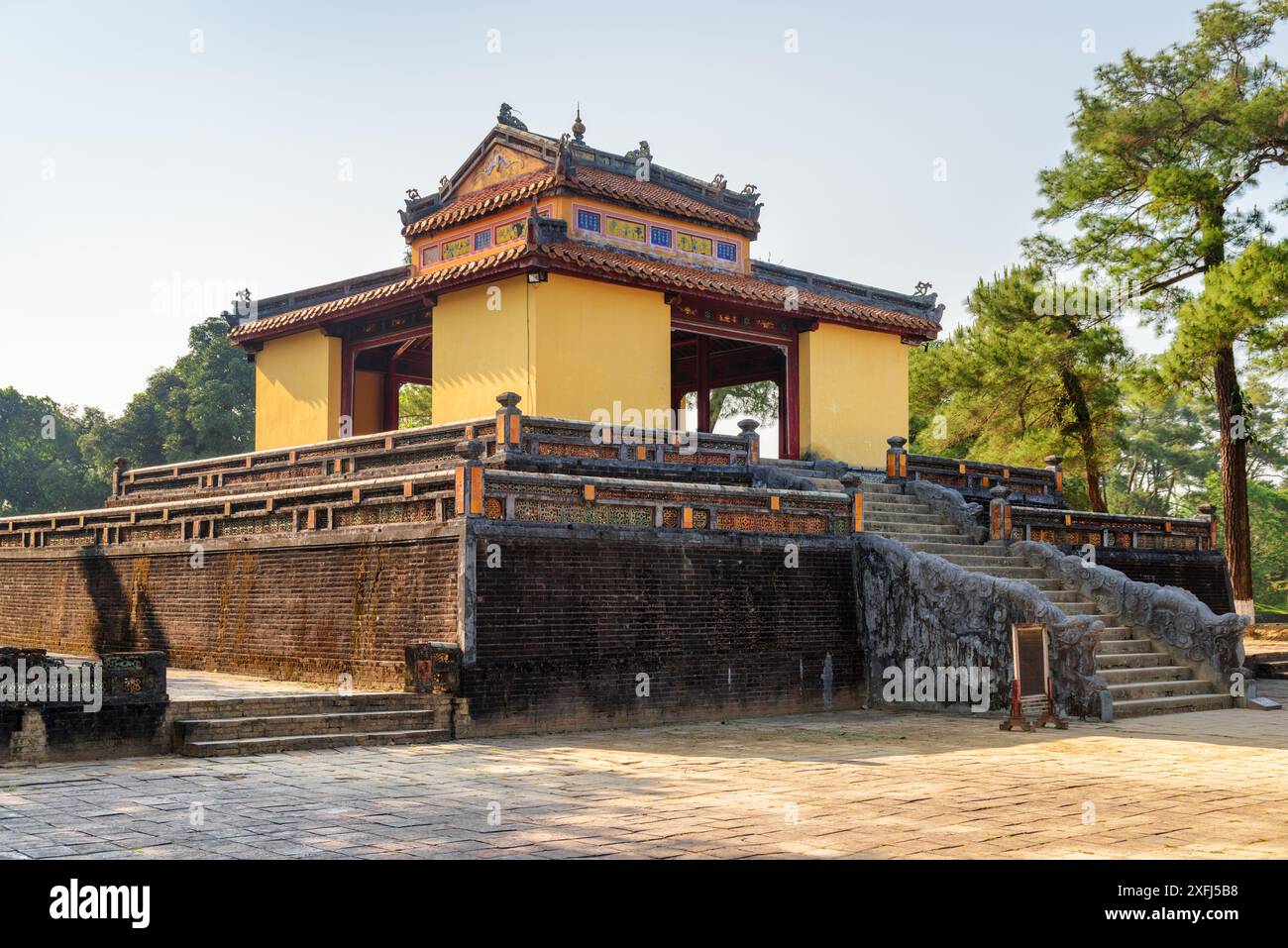 Hauptansicht des Stele Pavillons (BI Dinh) auf blauem Himmel Hintergrund am sonnigen Sommertag am Minh Mang Grab in Hue, Vietnam. Stockfoto