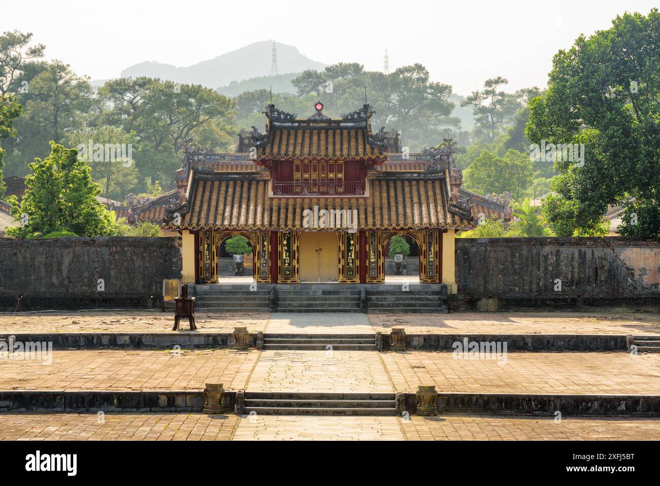 Malerischer Blick auf das rot vergoldete Hien Duc Gate am Minh Mang Grab in Hue, Vietnam. Hue ist ein beliebtes Touristenziel Asiens. Stockfoto