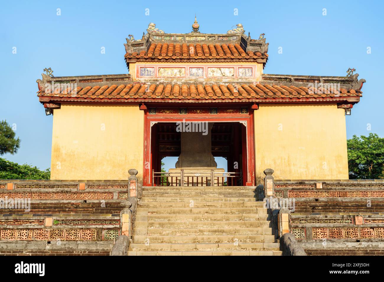 Hauptansicht des Stele Pavillons (BI Dinh) auf blauem Himmel am Minh Mang Grab in Hue, Vietnam. Hue ist ein beliebtes Touristenziel Asiens. Stockfoto