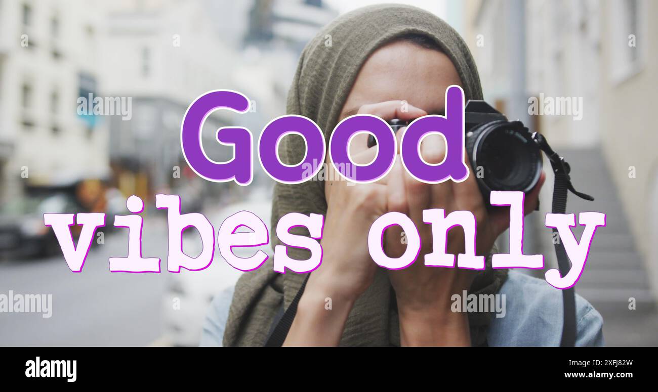 Bild des Textes Gute Vibes nur über eine Frau, die ein Foto macht Stockfoto