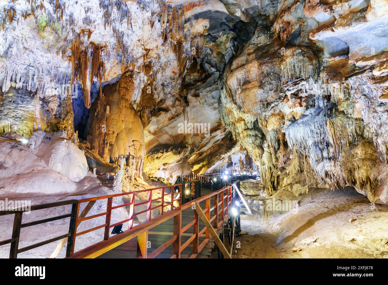 Hölzerner Fußweg durch den natürlichen unterirdischen Korridor in der Paradise Cave (Thien Duong Cave) im Phong Nha-Ke Bang Nationalpark in Vietnam. Stockfoto
