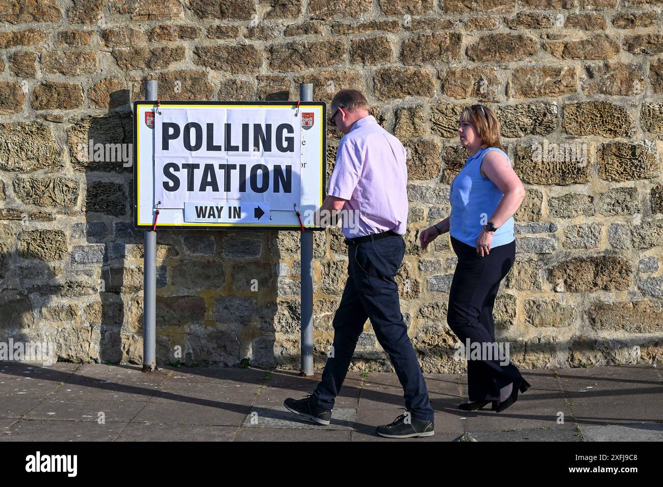 West Bay, Dorset, Großbritannien. Juli 2024. Britische Parlamentswahlen: Wähler gehen nach der Wahl im Wahllokal im Salt House in West Bay in Dorset. Bildnachweis: Graham Hunt/Alamy Live News Stockfoto