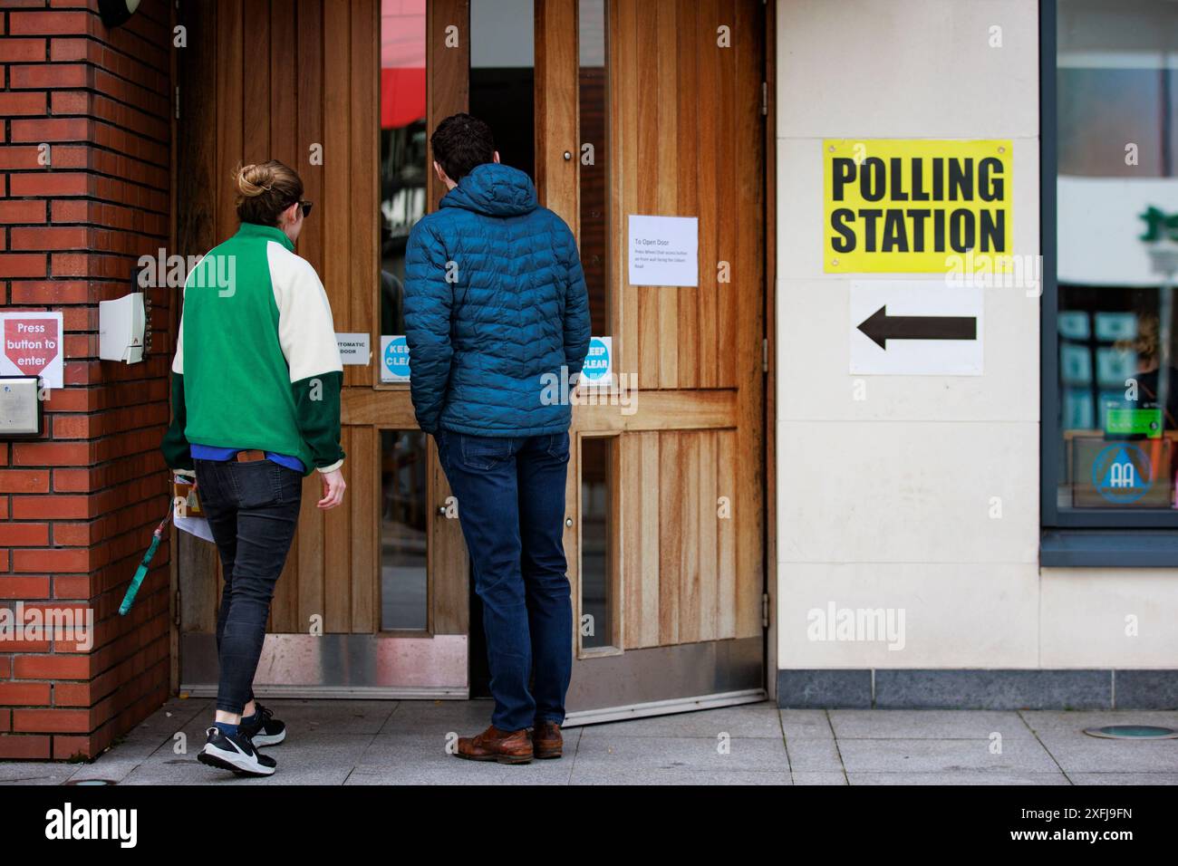 Die frühen Wähler kommen im Agape Centre im Süden von Belfast vor der Eröffnung der Wahllokale bei den Parlamentswahlen 2024 an. Bilddatum: Donnerstag, 4. Juli 2024. Stockfoto