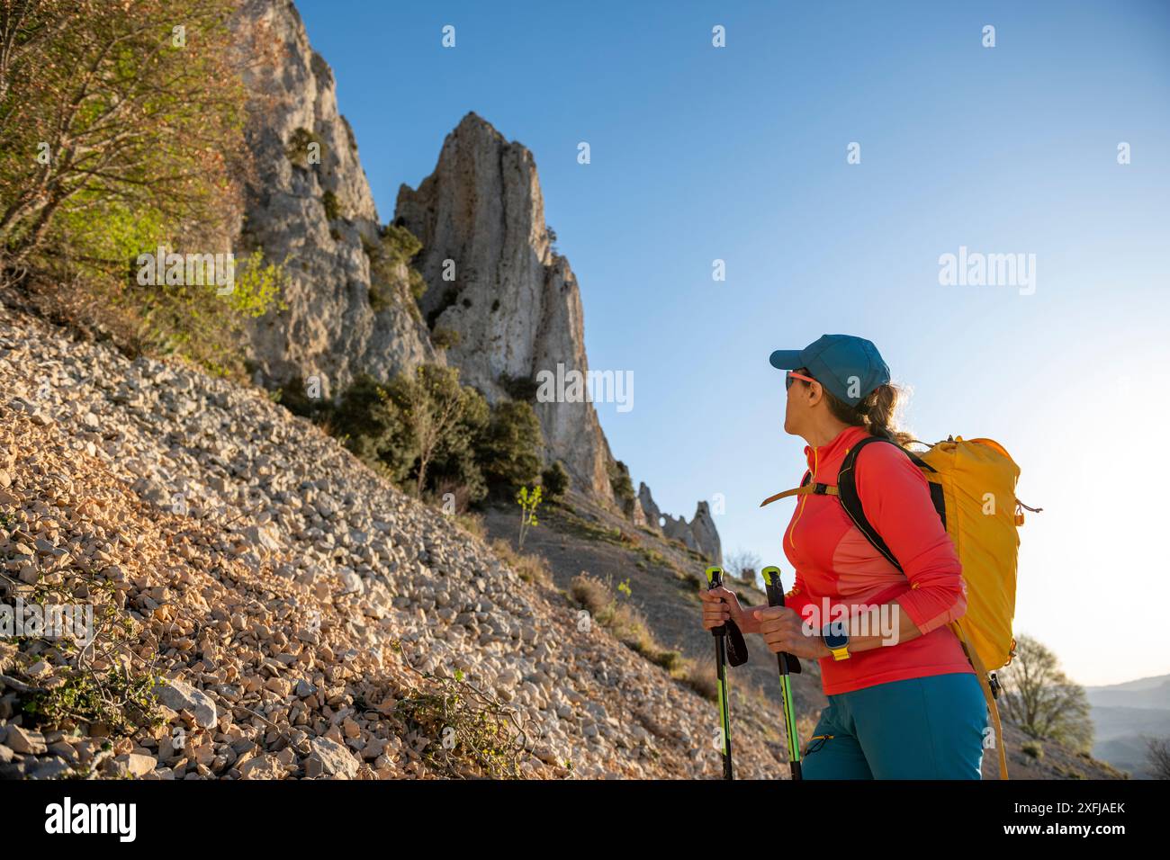 Rucksacktouristenerin auf dem Wanderweg zum Frares de Serrella Gebirge an der Costa Blanca, Quatretondeta , Alicante, Spanien – Stockfoto Stockfoto