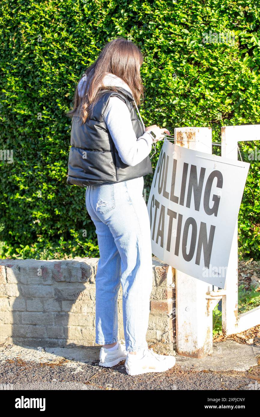 Brentwood, uk Essex 4. Juli 2024 Mitarbeiter eröffnen eine Wahlstation im Bardswell Social Club, für die Parlamentswahlen Credit: Richard Lincoln/Alamy Live News Stockfoto