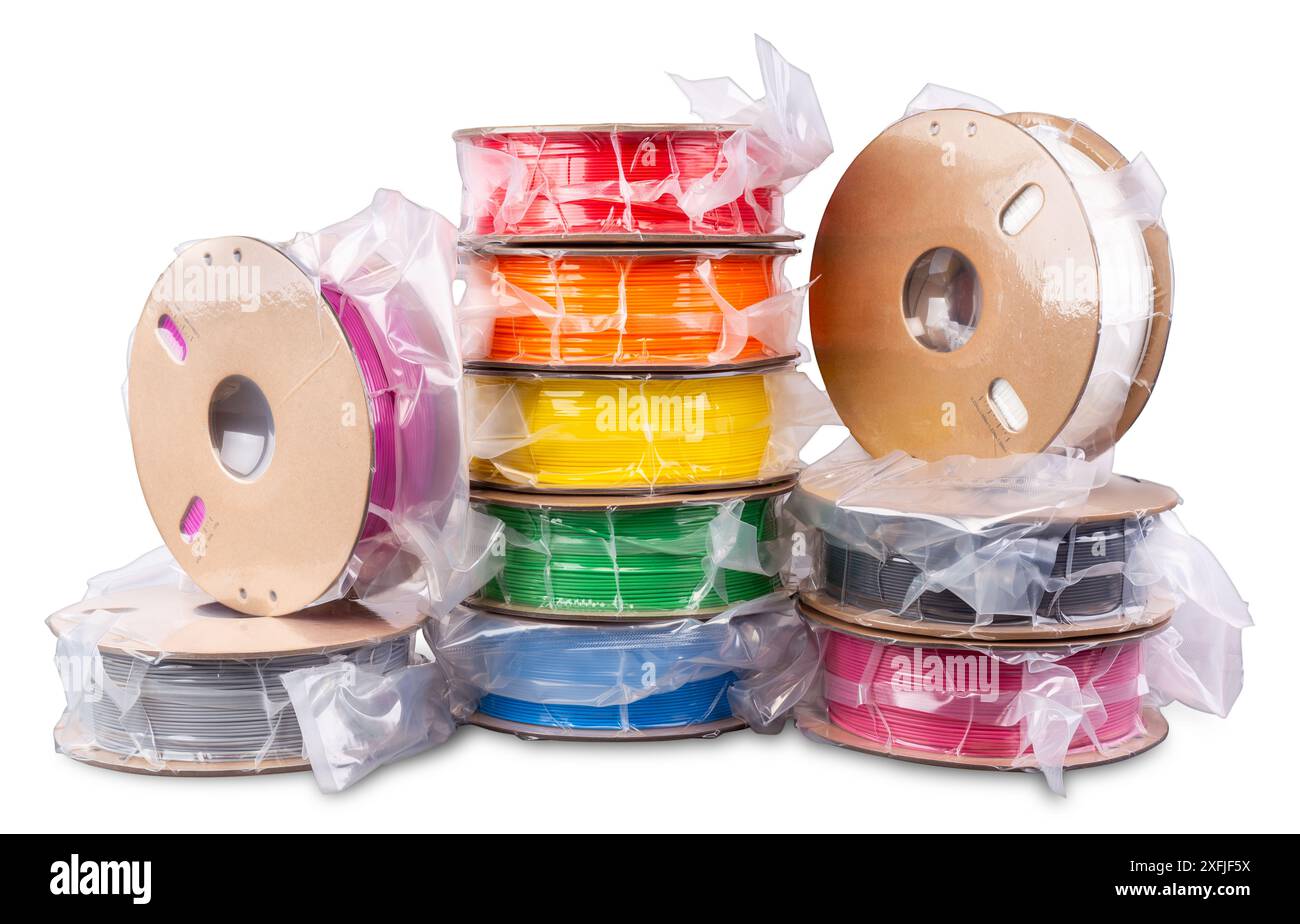 Stapelstapel aus vakuumversiegeltem PLA-3D-Druckfilamentmaterial auf recycelbaren Papierspulen aus Karton, isoliert auf weißem Hintergrund. FDM-Druckertechnologie Stockfoto