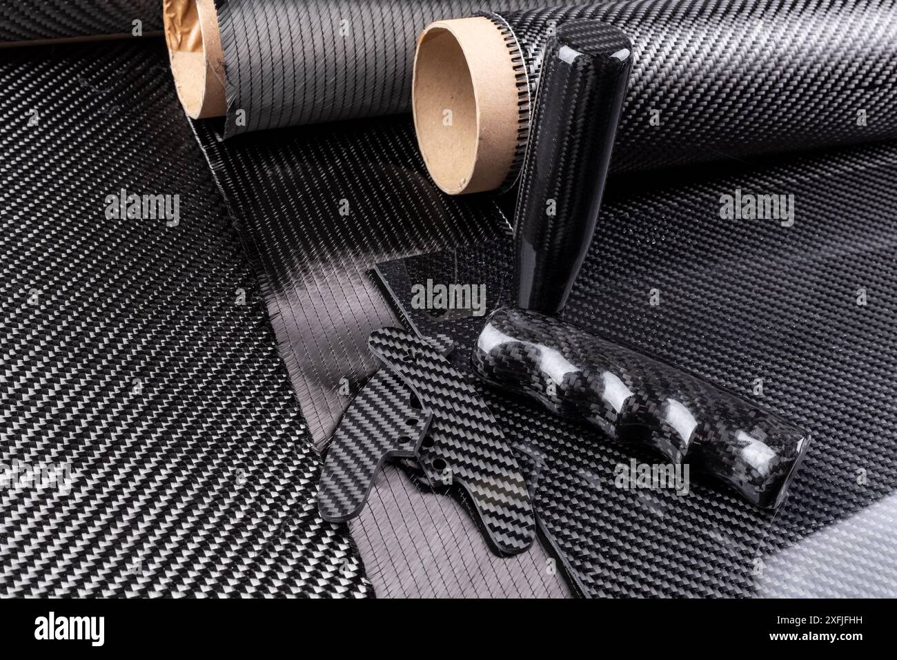 Leichte Karbonfaser-Tuning-Teile und CFK-Folie auf Verbundstoff-Rohmaterialgewebe. Automobil- und Rennindustrie und High-Tech-Hintergrund. Stockfoto