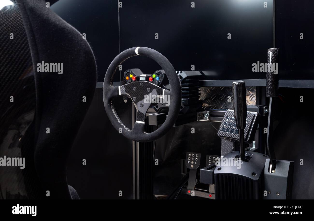 DIY High-End-Simracing Aluminium-Kohlefaser-Simulatorstand für Videospiel-sim-Rennen. Schwarze CFK-Autoschaufelsitze, Lenkrad-Schaltpedale und Trip Stockfoto