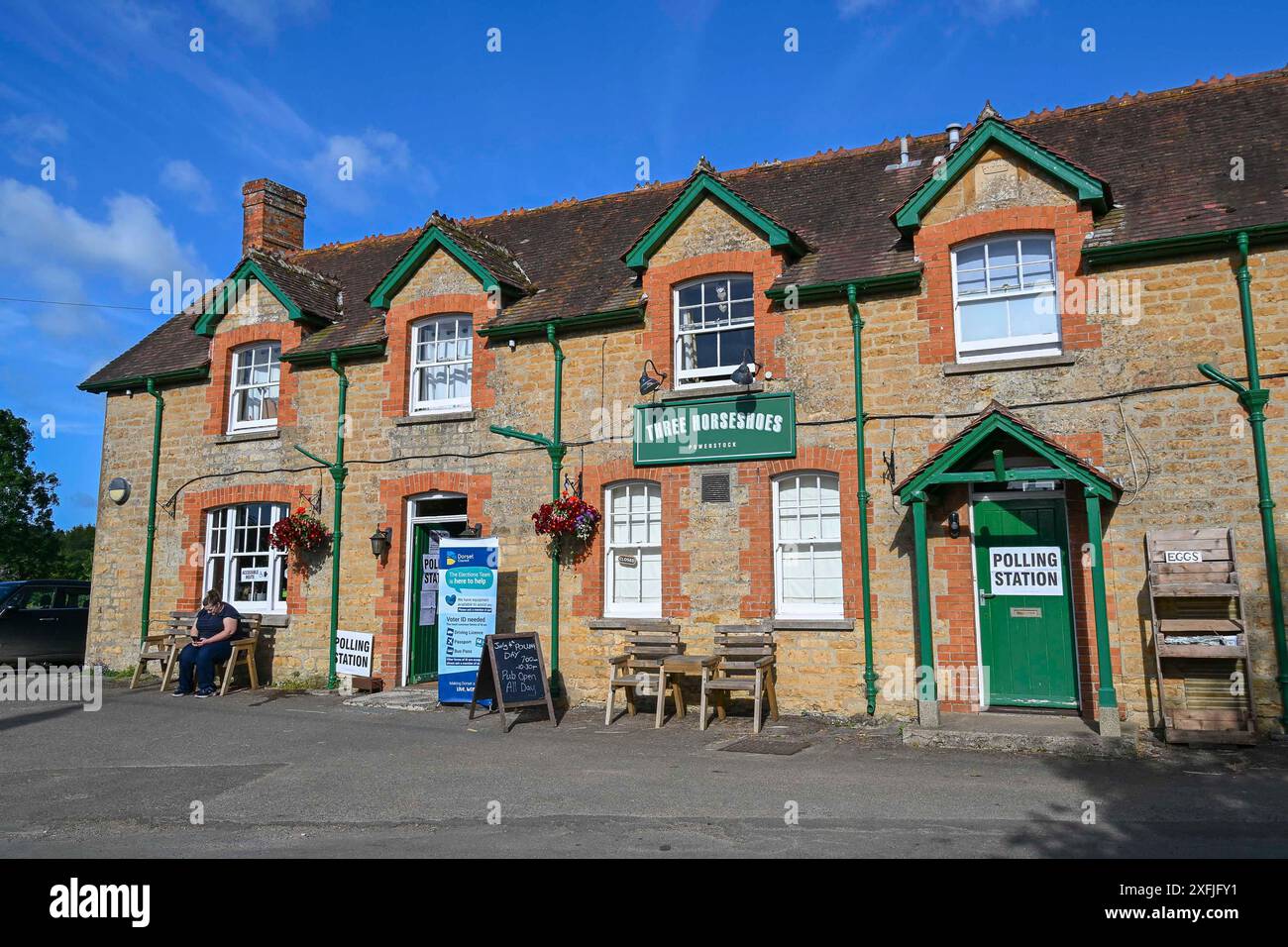 Powerstock, Dorset, Großbritannien. Juli 2024. UK General Election: Eine Wahlstation im Three Horseshoes Pub in Powerstock in Dorset. Bildnachweis: Graham Hunt/Alamy Live News Stockfoto