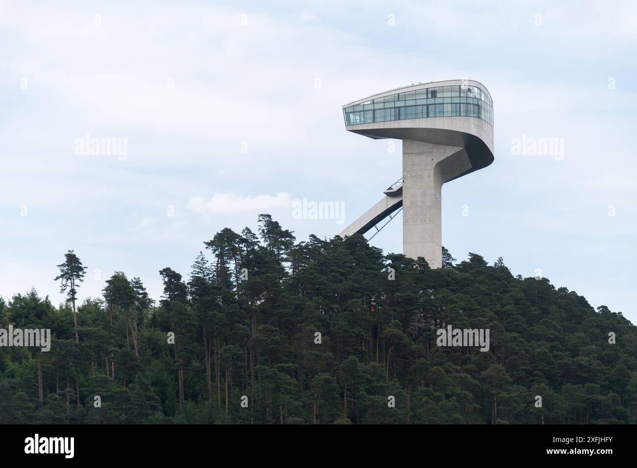 Bergisel Skisprung entworfen von Zaha Hadid von der Brenner Autobahn A13 in Innsbruck, Tirol, Österreich © Wojciech Strozyk / Alamy Stock Photo Stockfoto
