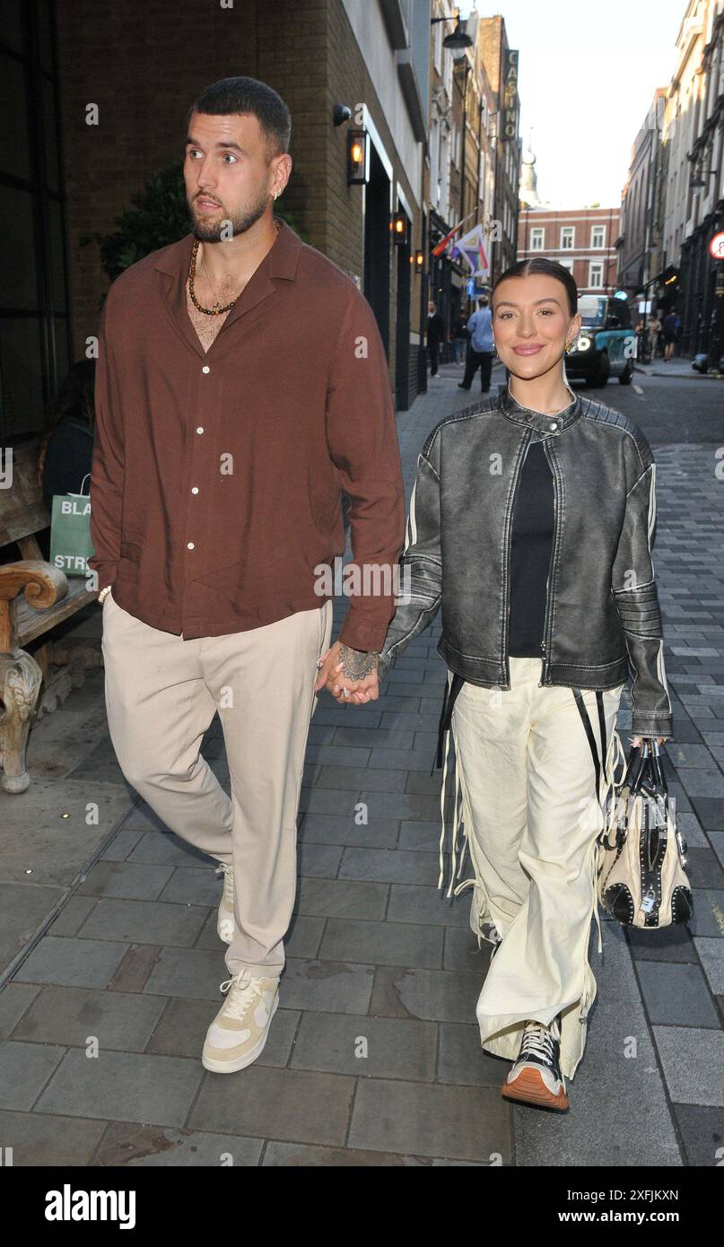 Zachariah Noble und Molly Marsh bei der britischen Gala-Filmvorführung „Fly Me to the Moon“, The Ham Yard Hotel, Denman Street, Soho, am Dienstag, den 2. Juli 2024 i Stockfoto