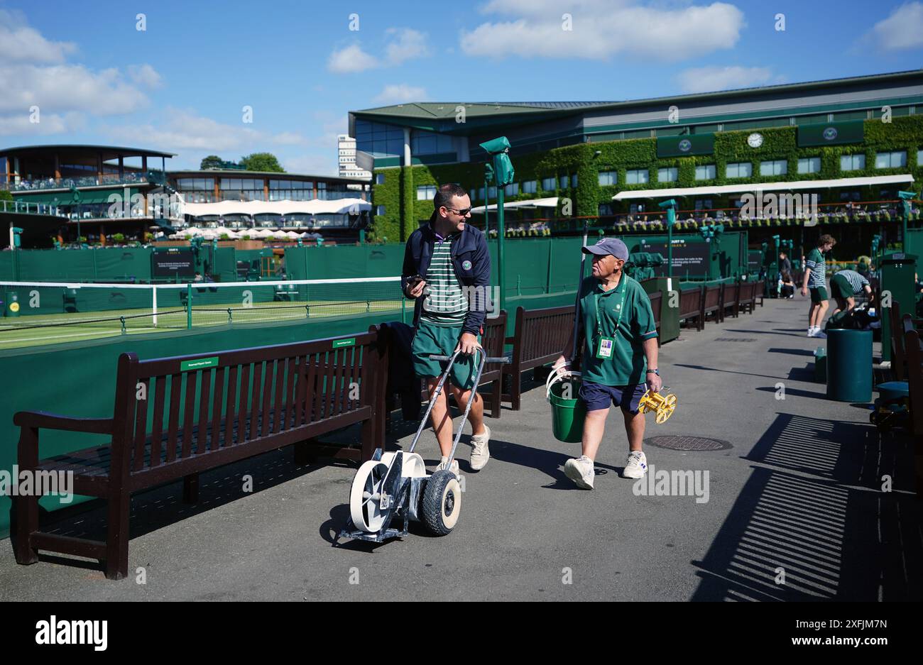 Das Bodenpersonal bereitet die Außenplätze am vierten Tag der Wimbledon Championships 2024 im All England Lawn Tennis and Croquet Club in London vor. Bilddatum: Donnerstag, 4. Juli 2024. Stockfoto