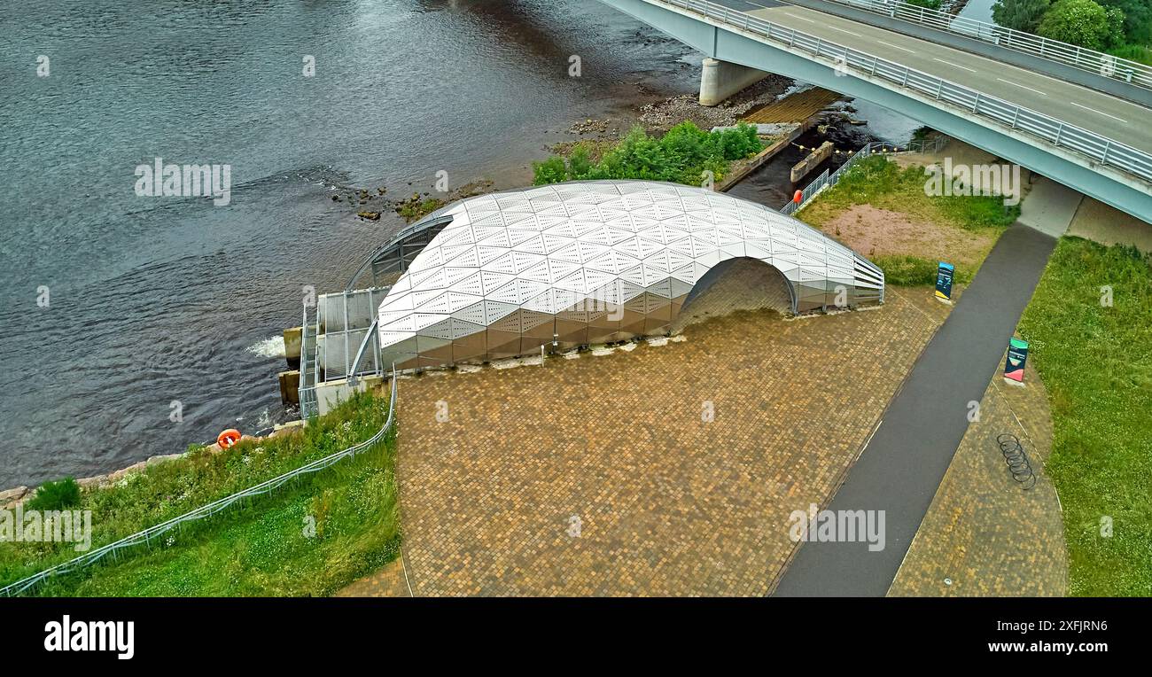 Hydro Ness der silberne Wasserkraftgenerator aus Stahl am Ufer des Flusses Ness Schottland Stockfoto