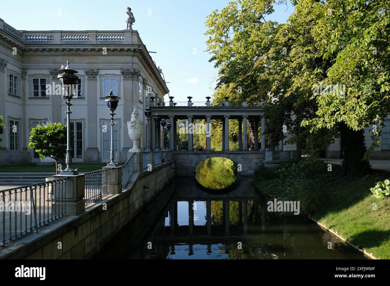 Palast Łazienki oder Palast des Wassers im Lazienki Park in Warschau, Polen. Brücke über den Kanal, die zum Palast führt. Stockfoto