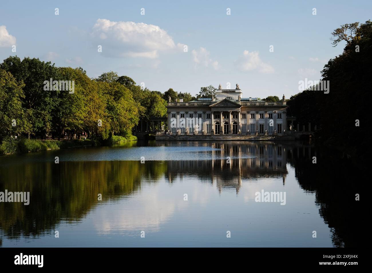 Sonnenuntergang über dem Palast Łazienki oder dem Palast des Wassers (Palast auf der Insel) im Lazienki Park in Warschau, Polen Stockfoto