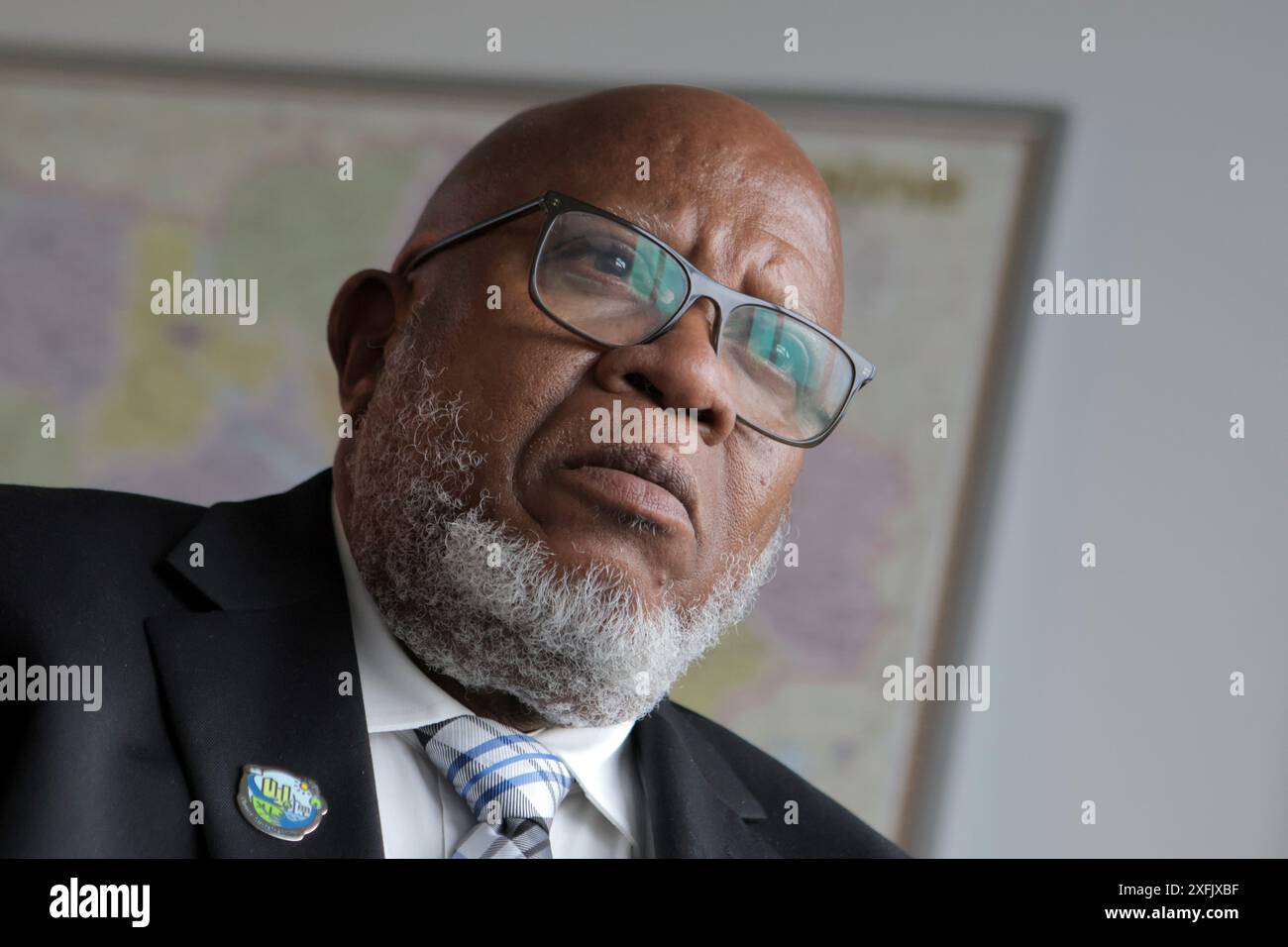 KIEW, UKRAINE - 3. JULI 2024 - Präsident der 78. Tagung der Generalversammlung der Vereinten Nationen, Botschafter Dennis Francis, gibt ein Interview mit einem Korrespondenten der ukrinformischen Nationalen Nachrichtenagentur Kiew, Hauptstadt der Ukraine. Stockfoto