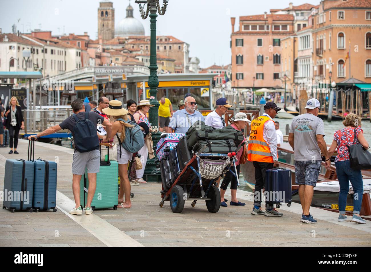 Venedig, Italien - 20. Juni 2024: Nicht identifizierte Menschen auf den Straßen von Venedig. Stockfoto