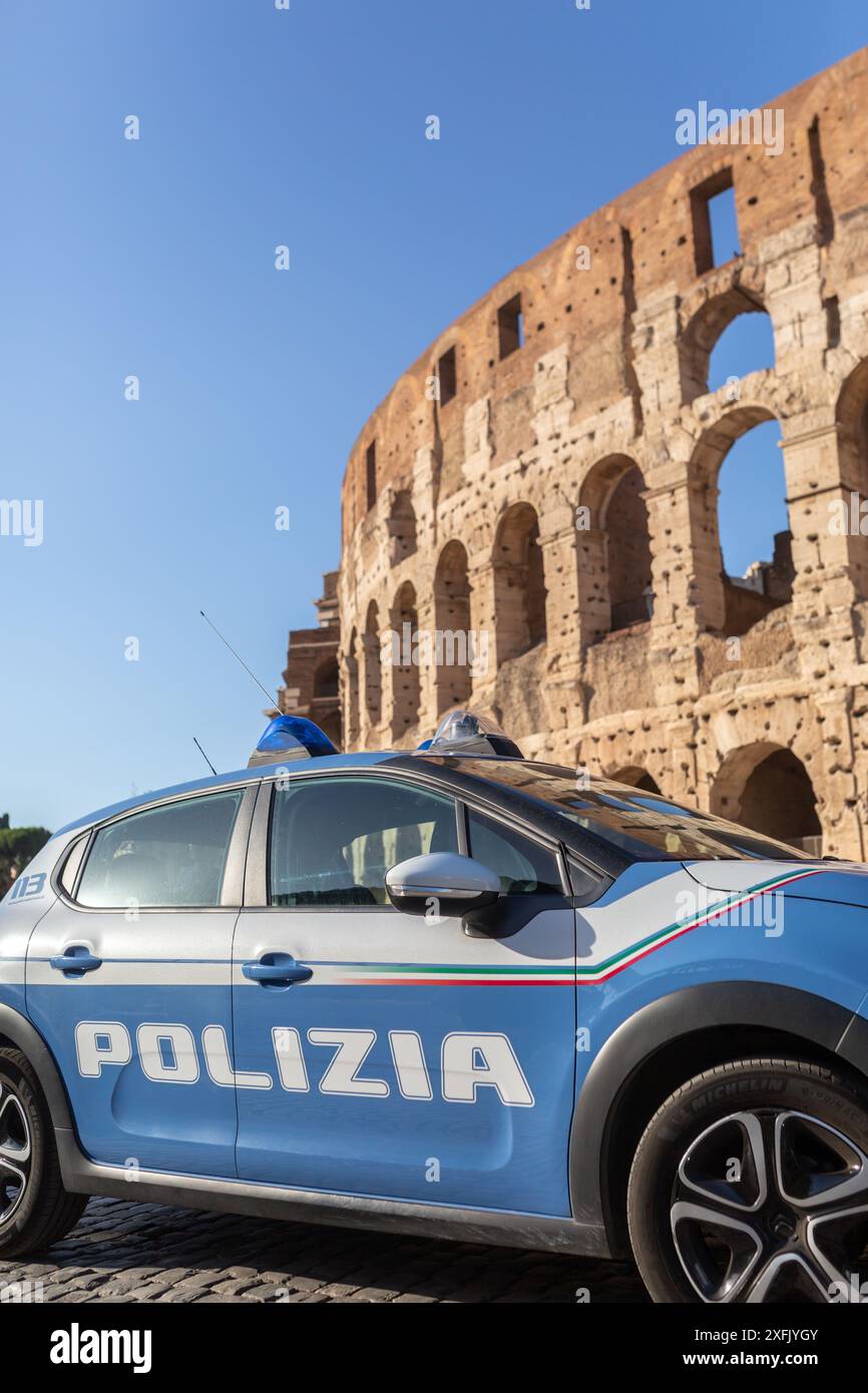 Rom, Italien - 28. Juni 2024: Polizeiauto vor dem Kolosseum in Rom, Italien. Stockfoto