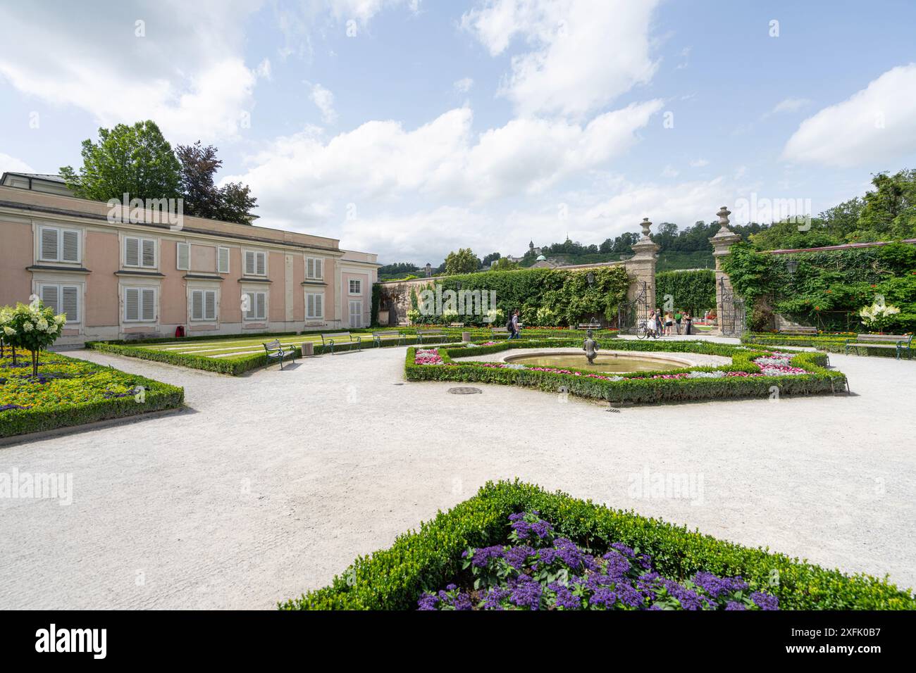 Salzburg, Österreich. 30. Juni 2024. Panoramablick auf den Mirabell-Garten im Stadtzentrum Stockfoto