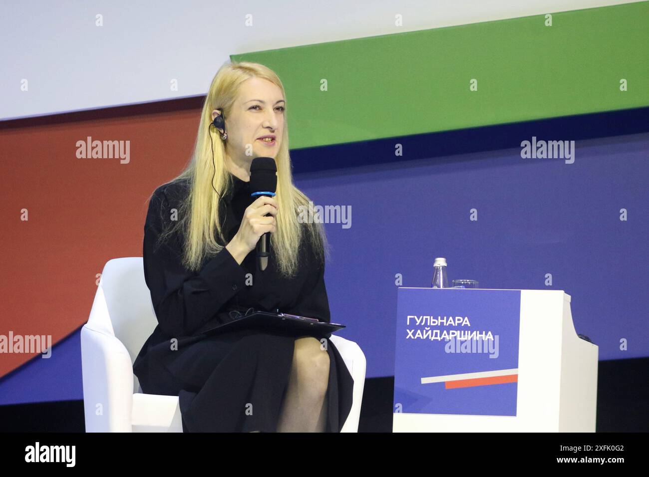 Sankt Petersburg, Russland. Juli 2024. Gulnara Khaidarshina, Direktorin der Abteilung für Zusammenarbeit mit internationalen Organisationen der Bank von Russland, während des Dialogs mit dem Vorsitzenden der Zentralbank von Iran des Finanzkongresses der Bank von Russland in Sankt Petersburg, Russland. (Foto: Maksim Konstantinov/SOPA Images/SIPA USA) Credit: SIPA USA/Alamy Live News Stockfoto