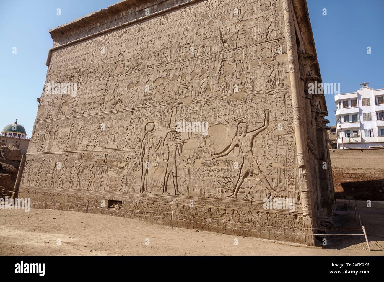Außenwände mit Schlagszene im Tempel von Khnum in Esna, Ägypten Stockfoto