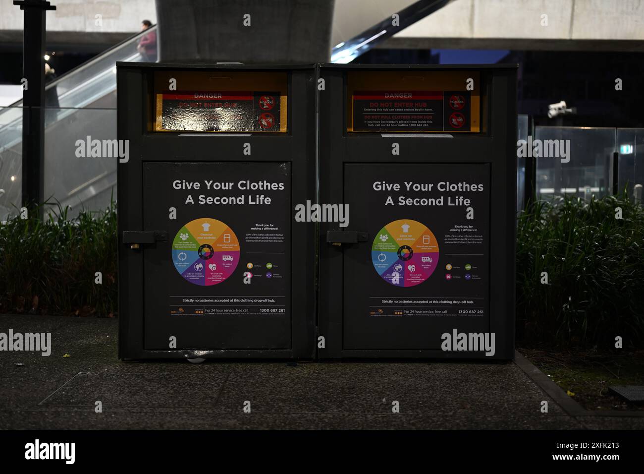 SCRgroup-Sammelzentrum für Kleidung, wo man Kleidung zur Wiederverwendung oder zum Recycling spenden kann, bei Nacht vor dem Bahnhof Carnegie Stockfoto