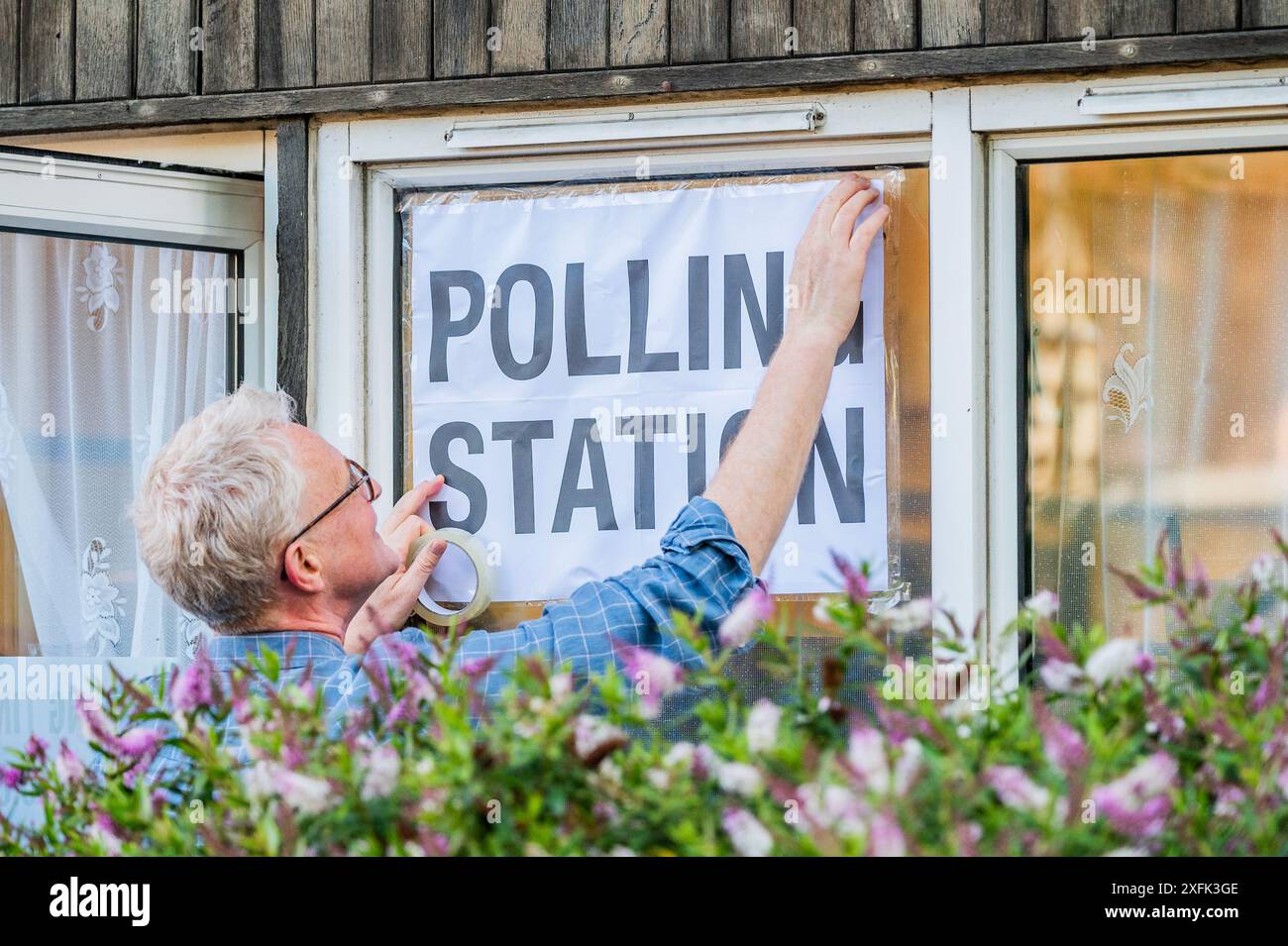 London, Großbritannien. Juli 2024. Bevor der Labour Leader eintrifft, wird Sir Keir Starmer bei den Parlamentswahlen in seinem Wahlhaus in Holborn und St. Pancras wählen. Guy Bell/Alamy Live News Stockfoto