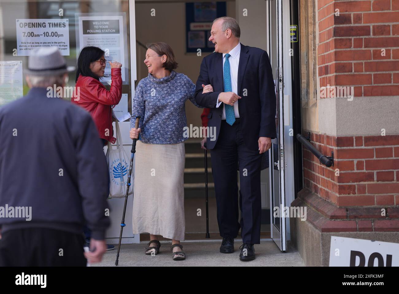 Der Führer der Liberaldemokraten Sir Ed Davey und seine Frau Emily Gasson verlassen die Wahl 2024 in der Surbiton Hill Methodist Church in Surbiton, Südwesten Londons. Bilddatum: Donnerstag, 4. Juli 2024. Stockfoto