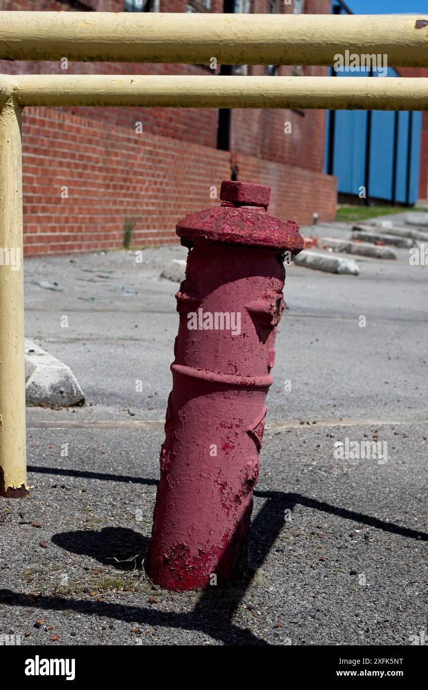 Wasserhydrant mit gerissener und abblätternder Farbe Stockfoto