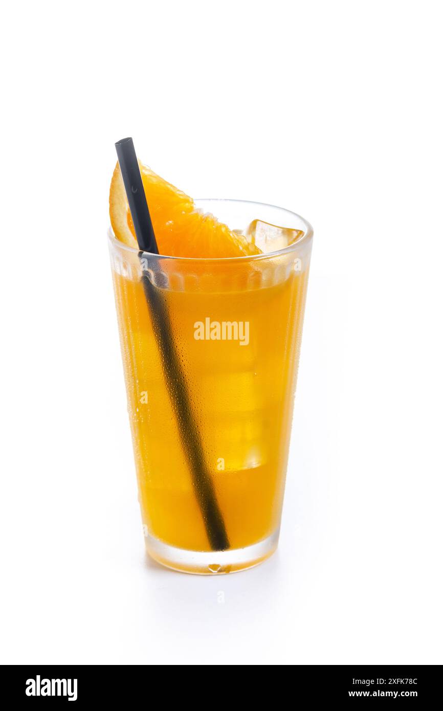 Orangener Wodka-Cocktail auf weißem Hintergrund. Destornillador oder Schraubenzieher Cocktail. Stockfoto