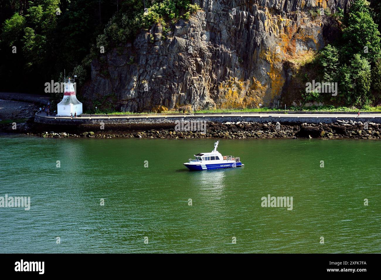 Vancouver, Kanada - 23. Juni 2024: Das Schiff der Hafenbehörde VFPA 4 stand vor der weißen Landmarkierung Stockfoto