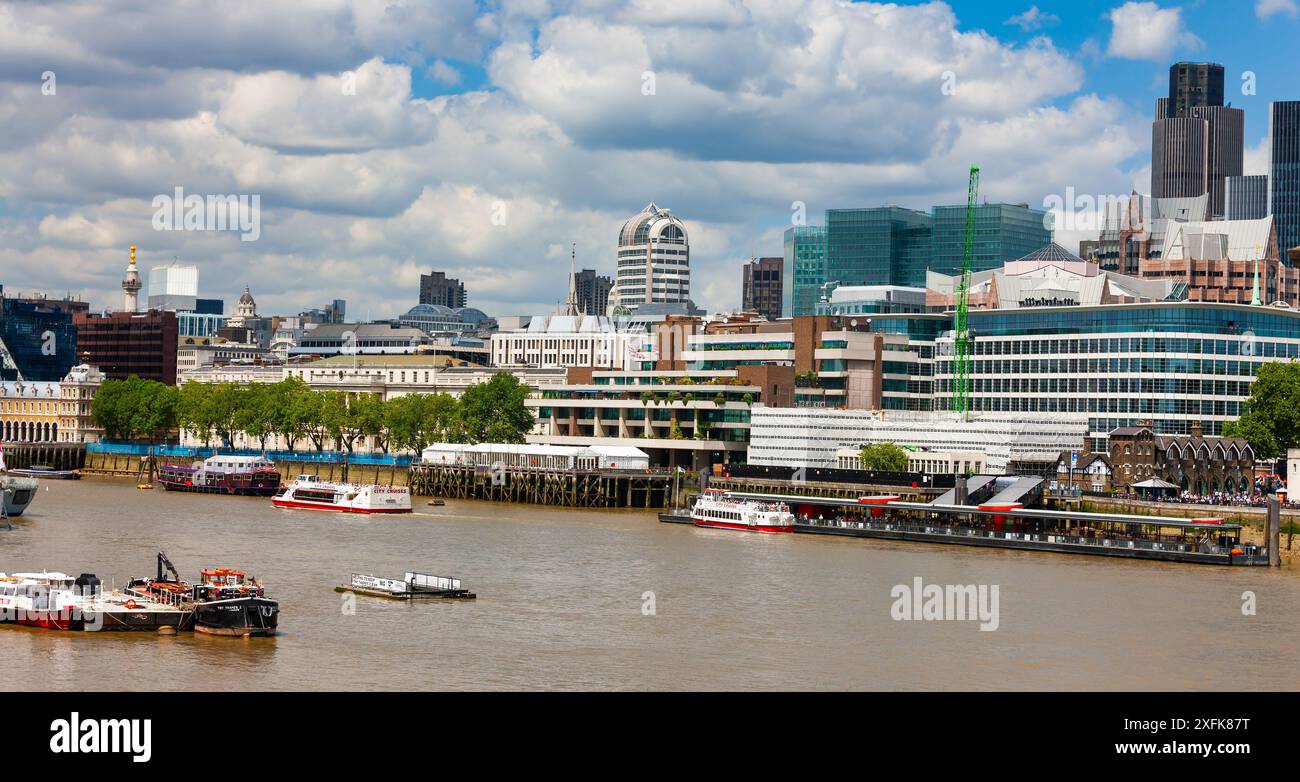 London, Vereinigtes Königreich - 5. Juli 2010 : die Themse westlich der Tower Bridge mit Wartungs- und Ausflugsbooten. Boote rund um den Tower Millennium Pier. Stockfoto