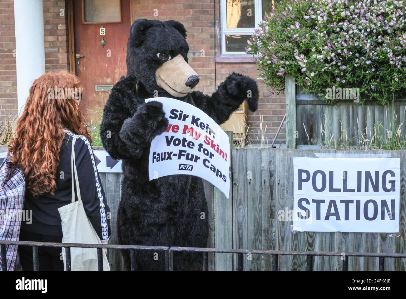 London, Großbritannien. Juli 2024. Ein Protestler aus Peta-Pelz im Bärenkostüm wartet auf Sir Keir Starmer in seiner Wahlstation in der Nähe von Kentish Town, um bei den Parlamentswahlen zu wählen. Quelle: Imageplotter/Alamy Live News Stockfoto