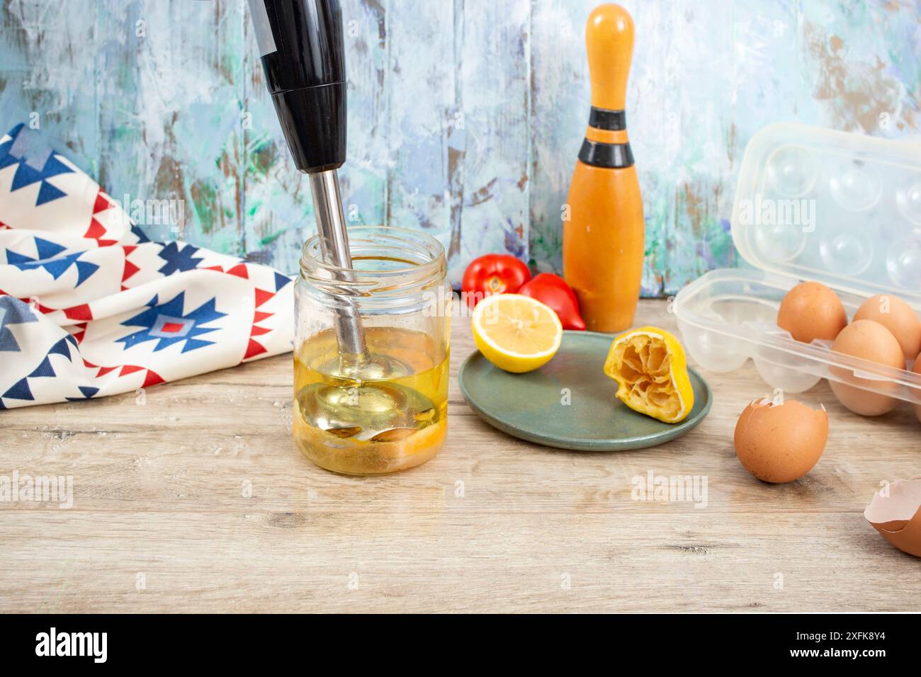 Zubereitung von Mayonnaise in einem Glasbehälter mit einem vertikalen Eintauchmixer, Soft Focus Stockfoto