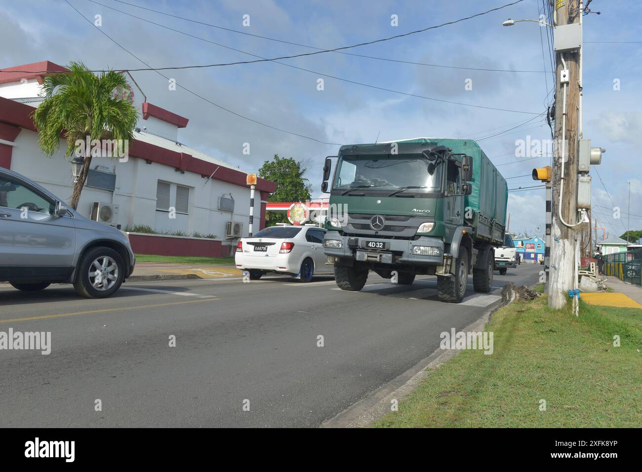 MIAMI, FLORIDA - 1. Juli: Mitglieder der Barbados Defense Force werden eingesetzt, um bei der Säuberung des Barbados Oistins Fish Market nach dem Kategorie 4 Hurrikan Beryl Damage in Christ Church, Barbados, am 1. Juli 2024 zu helfen. (Foto: JL/SIPA USA) Credit: SIPA USA/Alamy Live News Stockfoto