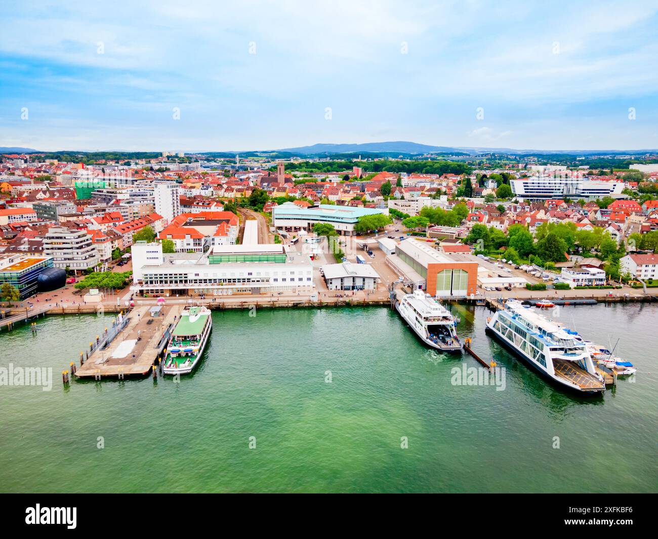 Friedrichshafen Luftpanorama. Friedrichshafen ist eine Stadt am Ufer des Bodensees in Bayern. Stockfoto