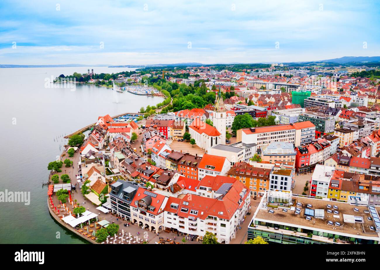 Friedrichshafen Luftpanorama. Friedrichshafen ist eine Stadt am Ufer des Bodensees in Bayern. Stockfoto