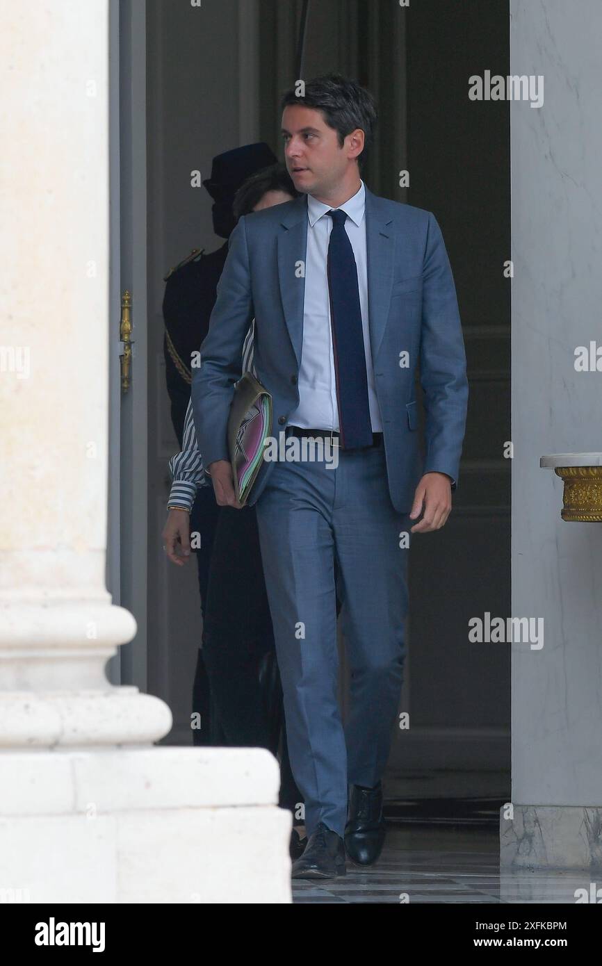 Gabriel Attal – wöchentliche Kabinettssitzung am Mittwoch, 3. Juli 2024 in Paris. Der französische Präsident Emmanuel Macron löste die Nationalversammlung auf und rief die Schnellwahl am 9. Juni ein, nachdem die Franzosen bei der Wahl für das Europäische Parlament eine scharfe Niederlage durch die Nationalversammlung erlitten hatten. Der unpopuläre Präsident verspielte damit, dass die extreme Rechte diesen Erfolg nicht wiederholen würde, wenn Frankreichs eigenes Schicksal auf dem Spiel sei. Cour d honneur de l Elysee a l event du Conseil des ministres du mercredi 3 juillet 2024 - Paris, FRANKREICH. (Foto: Lionel Urman/SIPA USA) Stockfoto