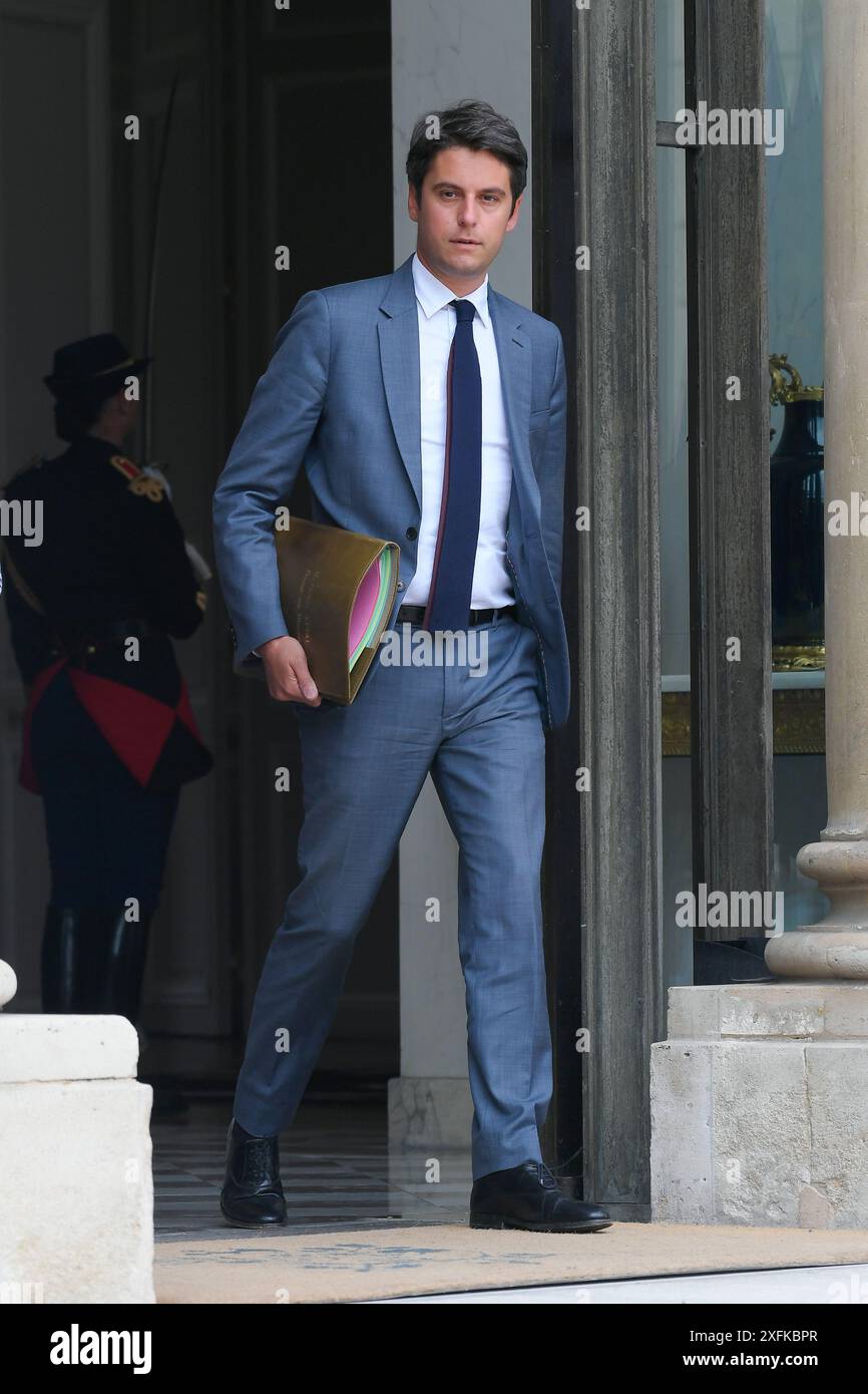 Gabriel Attal – wöchentliche Kabinettssitzung am Mittwoch, 3. Juli 2024 in Paris. Der französische Präsident Emmanuel Macron löste die Nationalversammlung auf und rief die Schnellwahl am 9. Juni ein, nachdem die Franzosen bei der Wahl für das Europäische Parlament eine scharfe Niederlage durch die Nationalversammlung erlitten hatten. Der unpopuläre Präsident verspielte damit, dass die extreme Rechte diesen Erfolg nicht wiederholen würde, wenn Frankreichs eigenes Schicksal auf dem Spiel sei. Cour d honneur de l Elysee a l event du Conseil des ministres du mercredi 3 juillet 2024 - Paris, FRANKREICH. (Foto: Lionel Urman/SIPA USA) Stockfoto