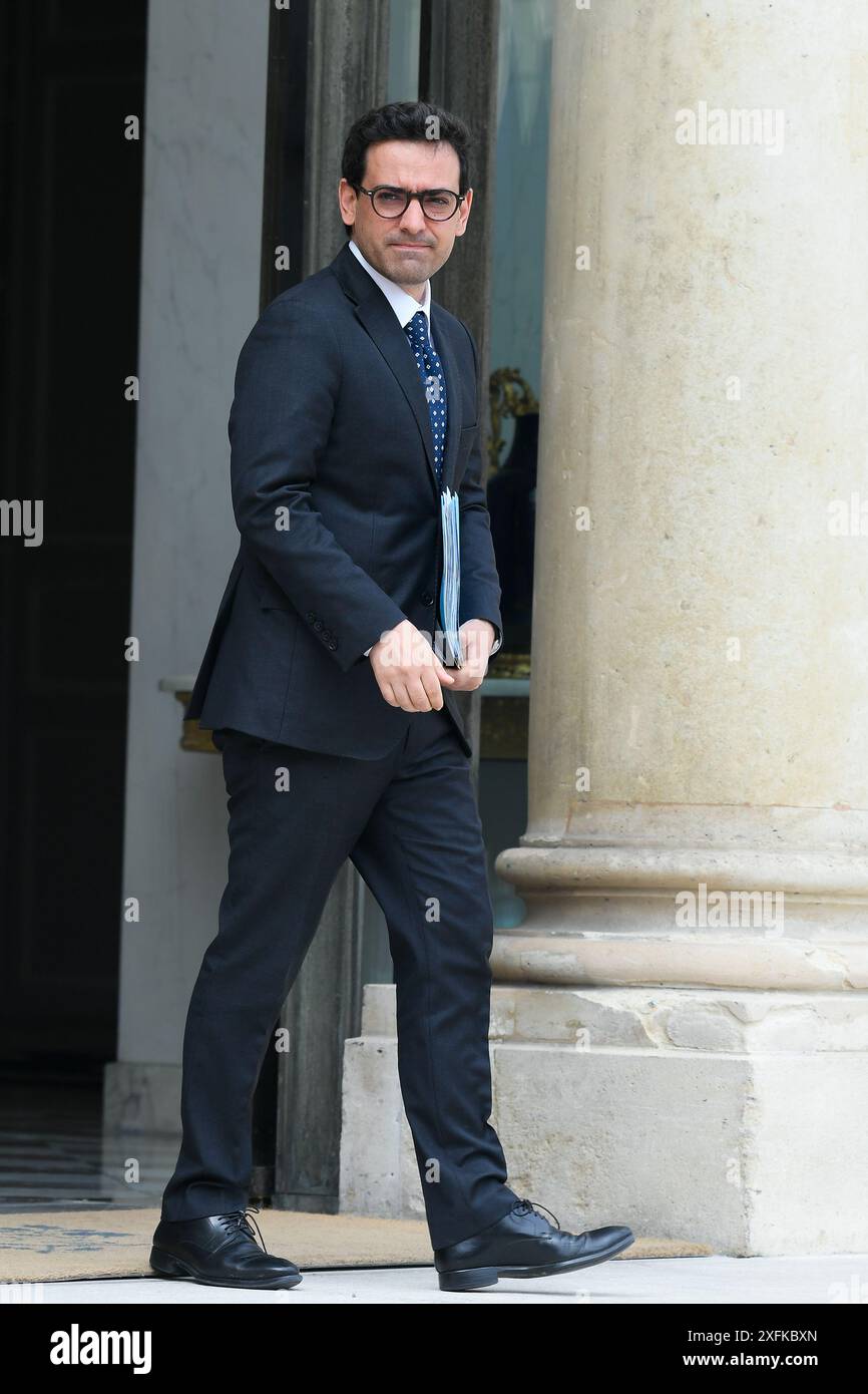 Stephane Sejourne – wöchentliche Kabinettssitzung am Mittwoch, 3. Juli 2024 in Paris. Der französische Präsident Emmanuel Macron löste die Nationalversammlung auf und rief die Schnellwahl am 9. Juni ein, nachdem die Franzosen bei der Wahl für das Europäische Parlament eine scharfe Niederlage durch die Nationalversammlung erlitten hatten. Der unpopuläre Präsident verspielte damit, dass die extreme Rechte diesen Erfolg nicht wiederholen würde, wenn Frankreichs eigenes Schicksal auf dem Spiel sei. Cour d honneur de l Elysee a l event du Conseil des ministres du mercredi 3 juillet 2024 - Paris, FRANKREICH. (Foto: Lionel Urman/SIPA USA) Stockfoto