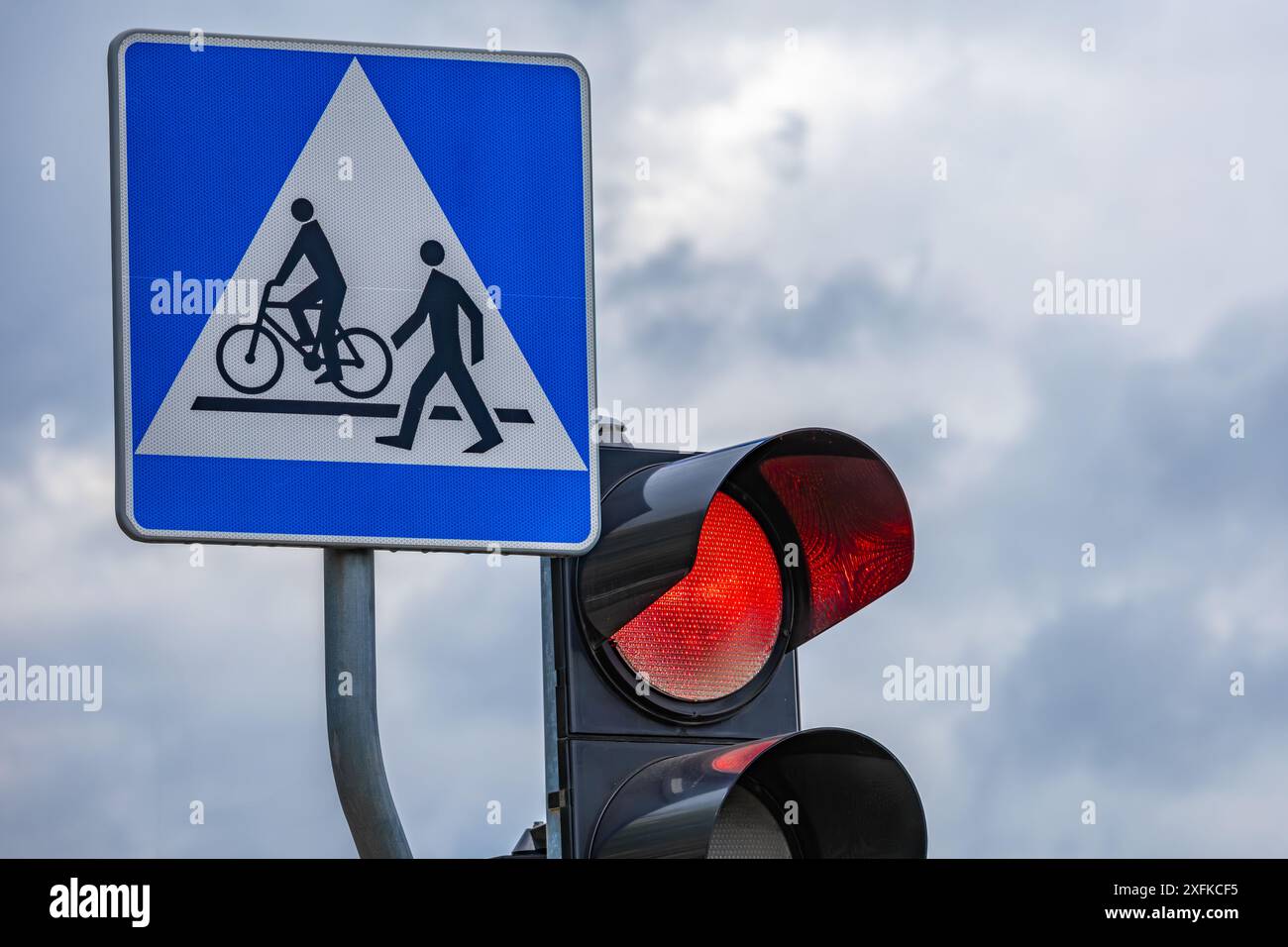 Ampel über der Straße, rote Ampel, keine Durchfahrt, keine Überquerung Europas Stockfoto