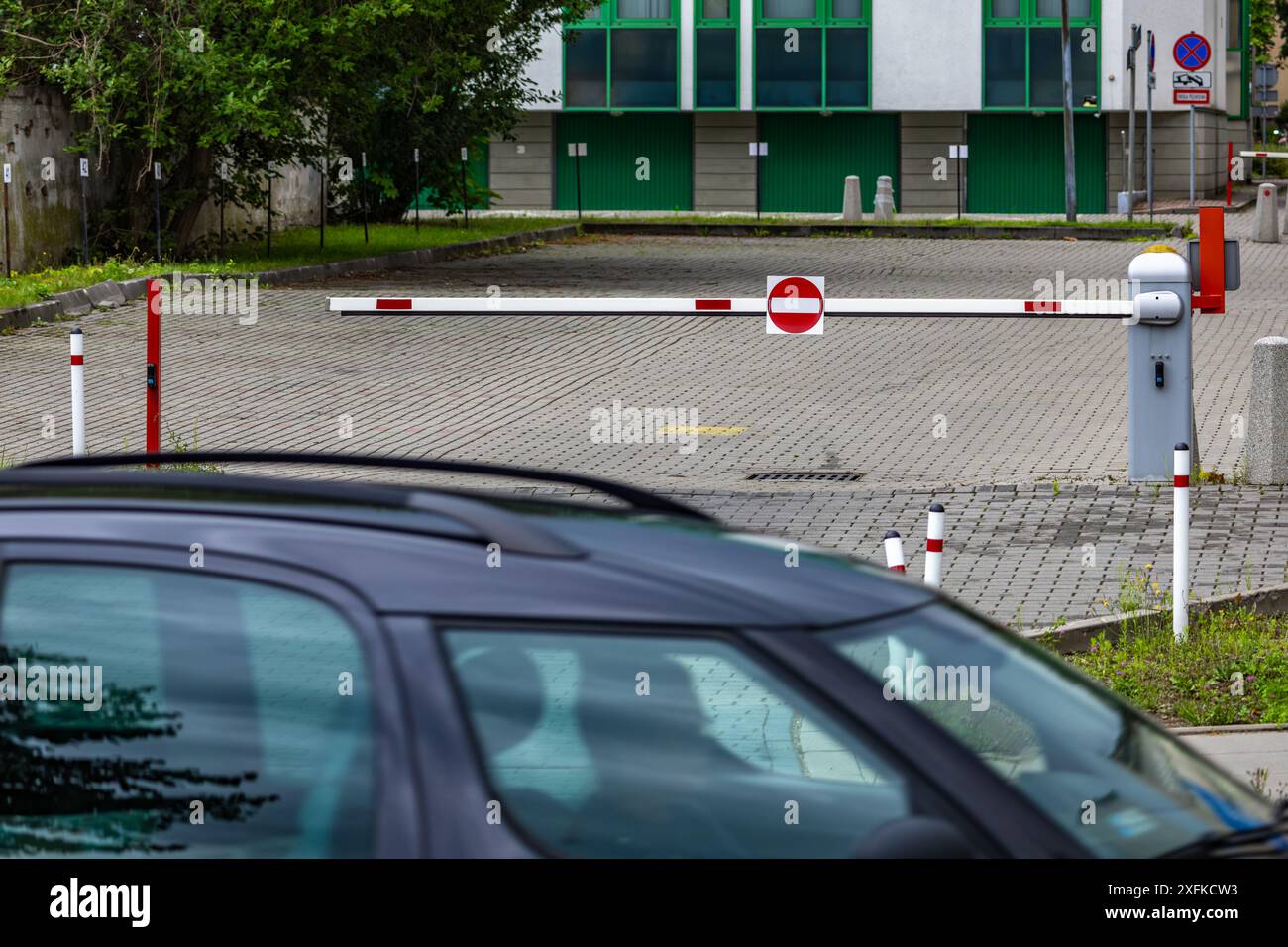 Geschlossene Absperrung, kein Zugang zum Parkplatz, die Anlage ist geschlossen Stockfoto